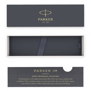 Pu&ograve; includere: Una scatola grigio scuro con il logo Parker e il testo "EST. 1888". La scatola &egrave; aperta e mostra un interno grigio scuro con un nastro nero. La parte inferiore della scatola ha un'etichetta bianca con il testo "PARKER IM" e le parole "HIGHLY PROFESSIONAL AND RELIABLE". Il testo continua con "Un partner ideale con un potenziale illimitato, IM &egrave; allo stesso tempo elegante, raffinato e affermato. Con un pennino in acciaio inossidabile resistente e finiture che riecheggiano l'eredit&agrave; Parker, ogni dettaglio &egrave; raffinato per offrire prestazioni elevate e un pensiero elevato."