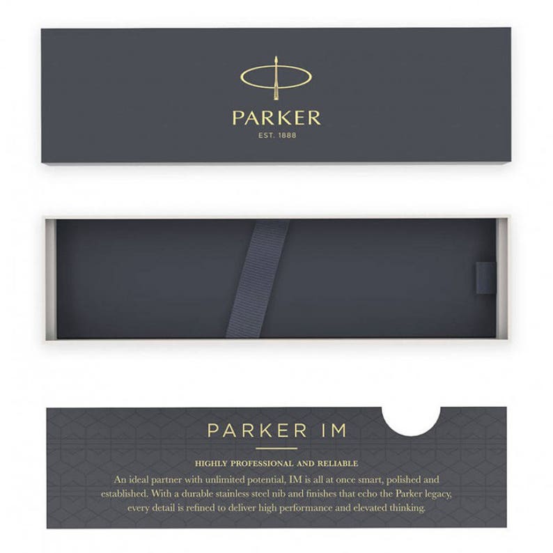 Pu&ograve; includere: Una scatola grigio scuro con il logo Parker e il testo "EST. 1888". La scatola &egrave; aperta e mostra un interno grigio scuro con un nastro nero. La parte inferiore della scatola ha un'etichetta bianca con il testo "PARKER IM" e le parole "HIGHLY PROFESSIONAL AND RELIABLE". Il testo continua con "Un partner ideale con un potenziale illimitato, IM &egrave; allo stesso tempo elegante, raffinato e affermato. Con un pennino in acciaio inossidabile resistente e finiture che riecheggiano l'eredit&agrave; Parker, ogni dettaglio &egrave; raffinato per offrire prestazioni elevate e un pensiero elevato."
