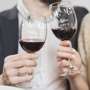Custom Wine Glasses, Set of 2 Personalised Wine Glasses, Newlywed Bride & Groom Gift Etched Wine Glasses, Personalized Glasses Wedding Gift