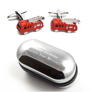Könnte beinhalten: Ein Paar rote Feuerwehrauto-Manschettenknöpfe in einer silbernen Geschenkbox. Die Box hat den Text "Happy Birthday Engrave Your Message Here" eingraviert.