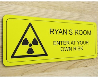 Letrero para puerta para niños personalizado y grabado con la palabra "Entre bajo su propio riesgo": placa para puerta para niños, letrero para puerta personalizado, letrero para puerta para niños y niñas
