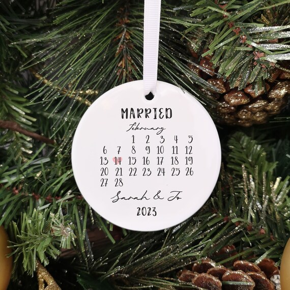 personalised-married-couple-calendar-bauble-wedding-gift-for-couples-the-big-day-gift-ceramic-marriage-date-tree-decoration-etsy