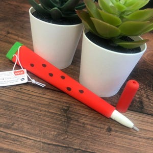Caneta de gel Legami Watermelon, caneta de melancia vermelha, caneta de gel de tinta preta, canetas fofas, caneta divertida, canetas para crianças, canetas divertidas, canetas de gel, canetas de gel Legami