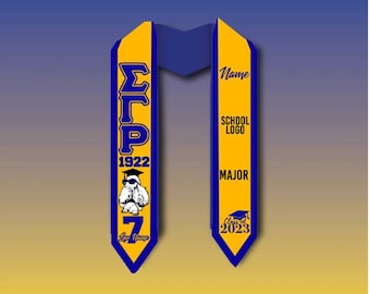Puede incluir: Una banda de graduación amarilla y azul con las letras "ΣΓΡ" y el año "1922" en un lado. El otro lado tiene el texto "Name", "School Logo", "Major", y "Class of 2023".