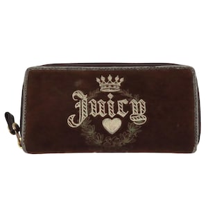 Cartera con cremallera y corona de corazón bordada de terciopelo marrón de Juicy Couture, años 2000