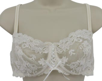 Sujetador Victoria's Secret 38D blanco con estampado floral, encaje, malla y aros, estilo años 2002.