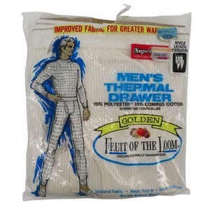 Puede incluir: Paquete de ropa interior térmica blanca con un hombre usando la ropa interior. El paquete dice "Men's Thermal Drawer" y "Fruit of the Loom".