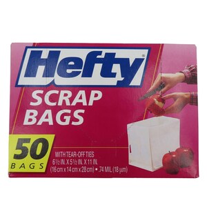 Puede incluir: Una caja de bolsas de basura Hefty, con un diseño rojo y blanco. La caja muestra el texto "SCRAP BAGS" y "50 BAGS". Las dimensiones son 16 cm x 14 cm x 28 cm.