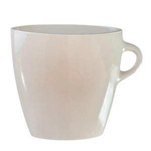 Peut inclure: Une tasse en céramique beige clair avec une anse incurvée. La tasse a une finition lisse et brillante et une forme légèrement évasée. L'intérieur de la tasse est blanc.