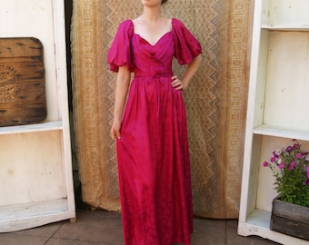 Fuschia Satin Kleid mit Puffärmeln aus den 70er Jahren