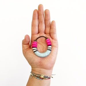 Miniatur Serape Yarned Hufeisen Ornament/Wandbehang pink-blau