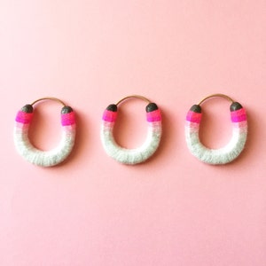 Miniatur-Hufeisen-Ornament aus Serape-Garn/Wandbehang in rosa Ombre