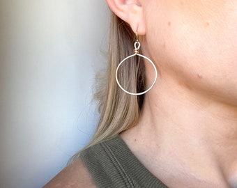 Cerceaux en or martelés, cerceaux en or d’un pouce, cerceaux de 1 po, grands cerceaux d’or, cerceaux minimalistes, bijoux minimalistes, boucles d’oreilles minimalistes