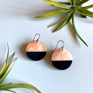 Gehämmerte Runde Rosegold und Schwarze Ohrringe, Schwarze und Kupfer Ohrringe, Schwarz und Gold Ohrringe, Rosegold Ohrringe, Rosegold Schmuck