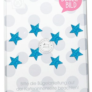 Könnte beinhalten: Ein Set aus sieben leuchtend blauen Glitzer-Stern-Bügelbildern auf einer weißen Karte mit hellgrauen Punkten. Die Verpackung zeigt eine rosa Sprechblase mit dem Text BÜGEL-BILD sowie Anweisungen auf der Kartenrückseite.