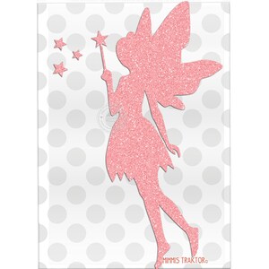 Peut inclure: Silhouette de fée rose pailletée avec des ailes et une baguette, sur un fond blanc avec des pois gris. La fée tient une baguette en forme d'étoile et il y a des étoiles éparpillées autour d'elle.