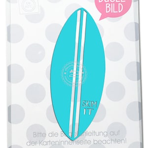 Könnte beinhalten: Ein türkisblaues Bügelbild mit einem Surfboard und dem Text "SKIM IT". Das Design ist auf weißem Hintergrund mit grauen Punkten. Der Text "BÜGEL-BILD" befindet sich in einer rosa Sprechblase oben rechts.