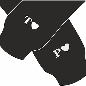 Könnte beinhalten: Zwei schwarze Stoff-Armbänder mit weißen Herzen und den Buchstaben "T" und "P" darauf.
