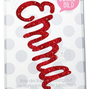 Könnte beinhalten: Roter Glitzer-Bügeleisen-Aufnäher mit dem Namen "Emma" in einer kursiven Schrift. Der Aufnäher ist auf einer weißen Karte verpackt, auf der der Text "Bügel-Bild" und "Mimmis Traktor" gedruckt ist.