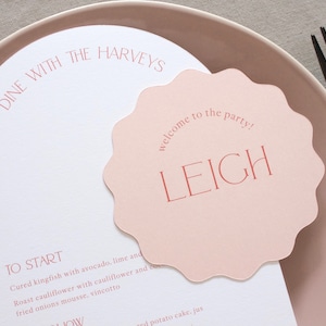 Tarjetas de lugar para bodas, tarjetas de lugar onduladas circulares, posavasos para bodas, tarjetas de lugar con ondas circulares, tarjetas de lugar festoneadas, tarjetas con nombres, nombres de invitados