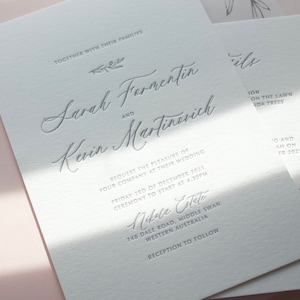 Hochzeitseinladungen Gedruckte oder Buchdruck-Hochzeitseinladungen. Romantisches Hochzeitsbriefpapier. Kalligraphie - BORDEAUX