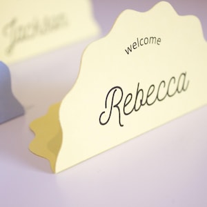 Tarjetas de lugar de pie, impresas con nombres de invitados, tarjetas de lugar con nombres dobladas en forma de semicírculos ondulados para bodas, baby shower, cenas de cumpleaños