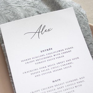 Personalisiertes Hochzeitsmenü mit Gastnamen, benutzerdefiniertes Hochzeitstischkartenmenü, gedrucktes Abendmenükarten. Elegante Hochzeitspapeterie