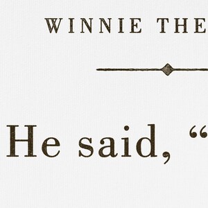 Pu&ograve; includere: Un'immagine in bianco e nero di una pagina di un libro. Il testo dice "WINNIE THE POOH" e "He said, "If"