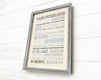 Può includere: Una stampa incorniciata con sfondo bianco e testo blu e nero. Il testo è una poesia intitolata "Desiderata" di Max Ehrmann. La poesia parla di vivere una vita pacifica e appagante.