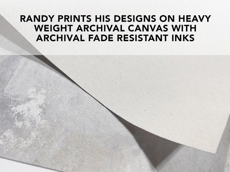 Op de afbeelding: Close-up van twee stukken wit canvas. Het bovenste stuk is over het onderste stuk gevouwen. De tekst "RANDY PRINTS HIS DESIGNS ON HEAVY WEIGHT ARCHIVAL CANVAS WITH ARCHIVAL FADE RESISTANT INKS" is zichtbaar bovenaan de afbeelding.