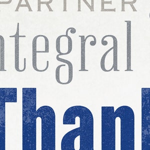 K&ouml;nnte beinhalten: Ein blauer und grauer Typografie-Druck mit dem Wort "Danke" in gro&szlig;en blauen Buchstaben und den Worten "Integraler Partner" in kleineren grauen Buchstaben.