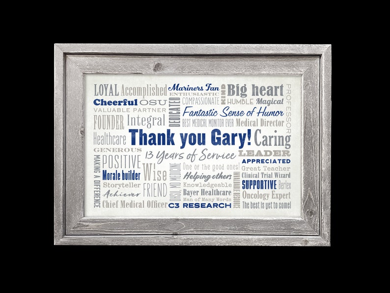 K&ouml;nnte beinhalten: Eine gerahmte Wortwolke in Graut&ouml;nen und Blau mit dem Text "Danke Gary!" in der Mitte. Die Wortwolke enth&auml;lt W&ouml;rter wie "F&uuml;hrungskraft", "unterst&uuml;tzend", "f&uuml;rsorglich", "gro&szlig;z&uuml;gig", "weise", "Freund", "Leistungstr&auml;ger", "Gr&uuml;nder", "integrativ", "Gesundheitswesen", "Klinischer Studienleiter", "Onkologie-Experte", "Chefarzt", "C3-Forschung", "13 Jahre im Dienst", "das Beste kommt noch!" und "Mariners-Fan".