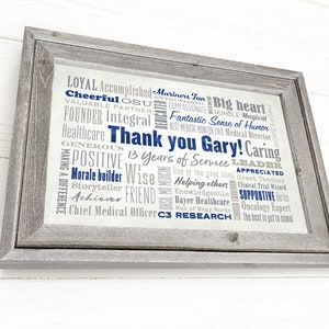 K&ouml;nnte beinhalten: Ein gerahmter Druck mit wei&szlig;em Hintergrund und blauem Text. Der Text ist in einer Wortwolke angeordnet und enth&auml;lt die W&ouml;rter "Danke Gary!" und "13 Jahre im Dienst".
