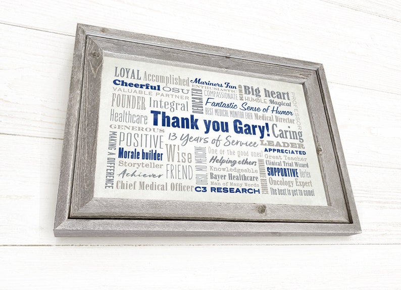 K&ouml;nnte beinhalten: Ein gerahmter Druck mit wei&szlig;em Hintergrund und blauem Text. Der Text ist in einer Wortwolke angeordnet und enth&auml;lt die W&ouml;rter "Danke Gary!" und "13 Jahre im Dienst".
