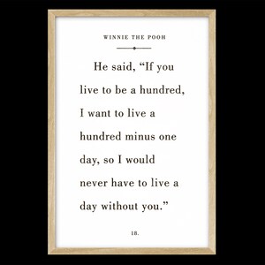 Pu&ograve; includere: Una stampa incorniciata in bianco e nero con una citazione di Winnie the Pooh. La citazione recita: "Ha detto: 'Se vivi fino a cento anni, voglio vivere cento anni meno un giorno, cos&igrave; non dovrei mai vivere un giorno senza di te.'"