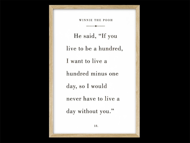 Pu&ograve; includere: Una stampa incorniciata in bianco e nero con una citazione di Winnie the Pooh. La citazione recita: "Ha detto: 'Se vivi fino a cento anni, voglio vivere cento anni meno un giorno, cos&igrave; non dovrei mai vivere un giorno senza di te.'"