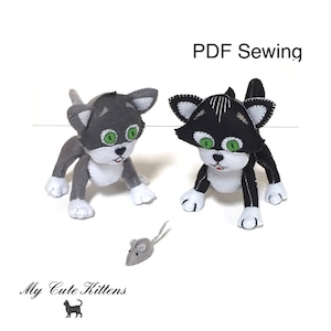 Può includere: Due giocattoli per gatti in feltro, uno grigio e uno nero, con occhi verdi e zampe bianche, sono posizionati vicino a un piccolo topo di feltro grigio. Il testo "PDF Sewing" è sopra i gatti. Le parole "My Cute Kittens" e una silhouette di gatto sono sotto.