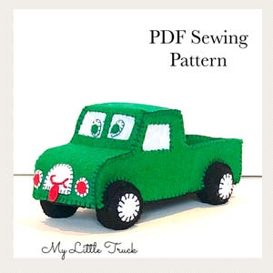 Può includere: Un camion giocattolo in feltro verde con dettagli bianchi, ruote nere e una faccia sorridente. Il camion ha finestre bordate di bianco e il testo "PDF Sewing Pattern" e "My Little Truck".