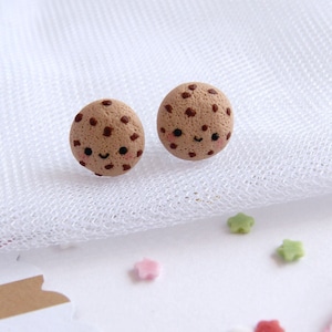 Cute choco chips cookie stud earrings, kawaii cookie earrings, cute food stud earrings, miniature food jewelry, kawaii food stud earrings
