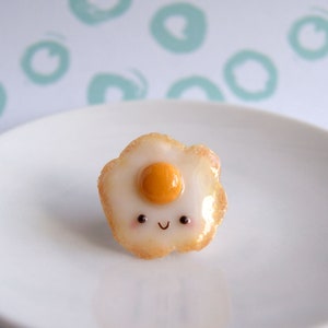 Cute fried egg pin brooch, kawaii egg clay pin, cute food miniature, cute food pins, cute kawaii jewelry, food jewelry, funny pin brooch