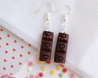 Boucles d'oreilles mignonnes de barre de chocolat de kawaii, boucles d'oreilles de chocolat d'argile de kawaii, bijoux de nourriture d'argile, boucles d'oreilles de nourriture d'argile de polymère, boucles d'oreilles mignonnes d'argile