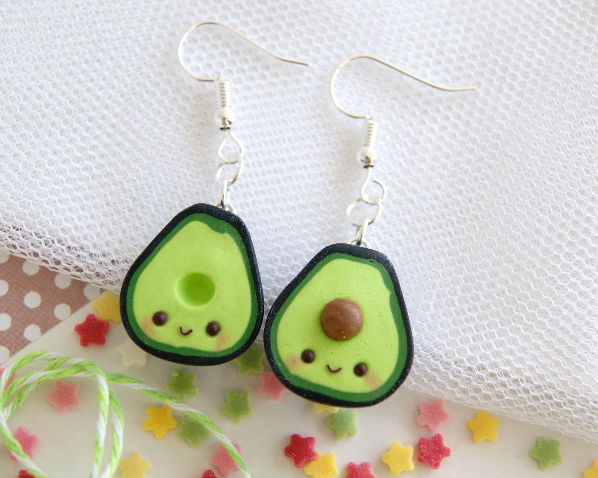 Süße Avocado Ohrringe, Polymer Clay kawaii Ohrringe, Miniatur Essen Schmuck, süßes Essen Schmuck, Avocado-Liebhaber Geschenk