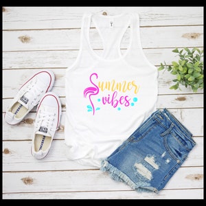 Summer Vibes Tank Top: Flamingo-Grafik, tailliertes T-Shirt