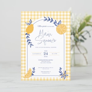 Puede incluir: Invitación a una despedida de soltera con un fondo de cuadros amarillos. El diseño incluye limones y elementos florales azules. El texto dice "Marybeth encontró su Main Squeeze". La fecha es el 24 de agosto de 2026.