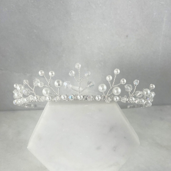 Tiara de perlas y cristal para niños / Tiara de niña de flores / Tiara de comunión / Tiara de bautizo / Tiara de perlas para niñas
