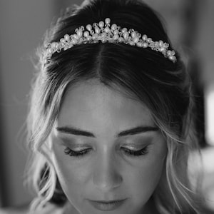 Kleine zoetwaterparel & kristallen tiara | Fijne pareltiara | Verkrijgbaar met bijpassende sieraden | Lorna