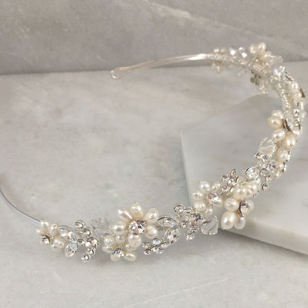 Serre-tête fleurs de perles d'eau douce et feuilles de cristal | Bandeau de mariage | Diadème de perles et de cristaux | Romance