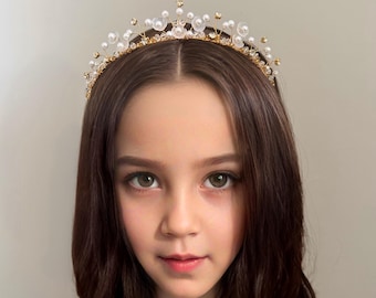 Tiara infantil com flores douradas e pérolas: acessório flexível para florista