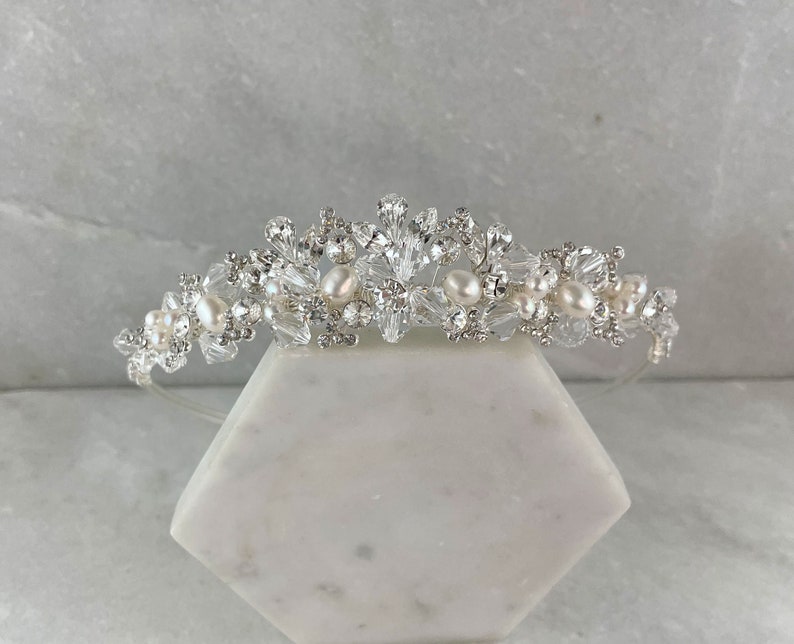 Diadème de mariage en cristaux scintillants et zircons cubiques avec perles d'eau douce Diadème de mariée traditionnel en perles et cristaux Diadème en diamant Ange image 2