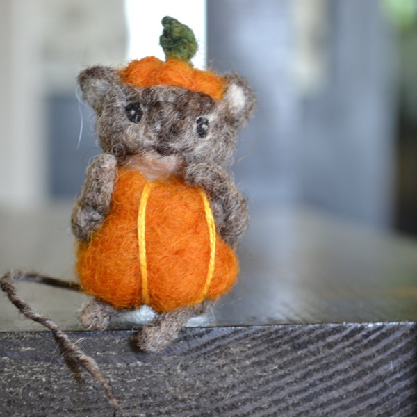 little pumpkin mouse. needle felted wool baby mouse. mouse wearing halloween costume. fall decoration. unique gift. cute halloween decor.